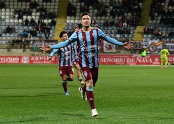 Fer Llorente celebra un gol de falta./ JUAN MARTÍN-G. SEGOVIANA