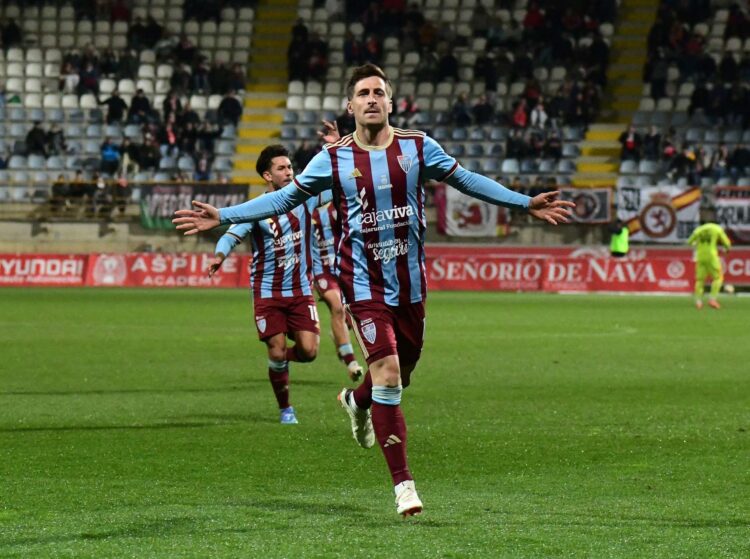 (2-3) La Segoviana asalta el Reino de León 1 Fer Llorente celebra un gol de falta./ JUAN MARTÍN-G. SEGOVIANA