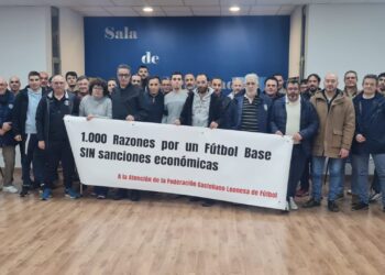Los representantes de los 35 clubes segovianos de fútbol y fútbol sala que protestan contra la política de sanciones de la Federación./ E.A.