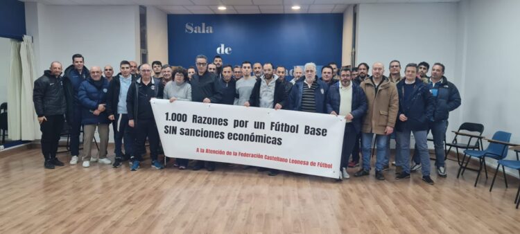 Los representantes de los 35 clubes segovianos de fútbol y fútbol sala que protestan contra la política de sanciones de la Federación./ E.A.
