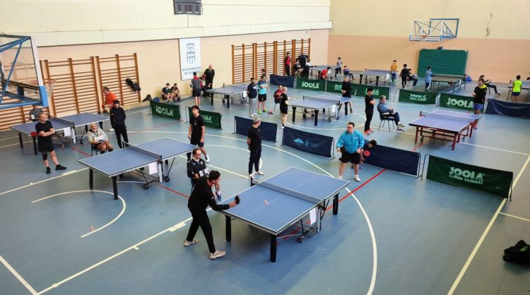 Panorámica de la pista del pabellón Enrique Serichol con todas las mesas acogiendo partidos./ SEGHOS