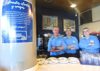 Emilio Sevillano (i) junto a los camareros con los que ha compartido muchos años en el bar Gallego.