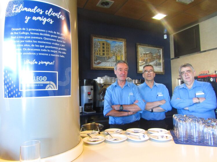 El bar Gallego cierra la puerta dando las gracias 1 Emilio Sevillano (i) junto a los camareros con los que ha compartido muchos años en el bar Gallego.