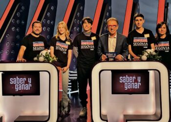 Los estudiantes del Colegio Cooperativa Alcázar, junto a sus profesores y el presentador del programa ‘Saber y ganar’, Jordi Hurtado./ COOP. ALCÁZAR