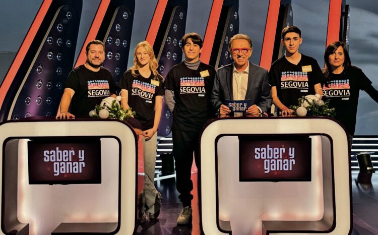 Los estudiantes del Colegio Cooperativa Alcázar, junto a sus profesores y el presentador del programa ‘Saber y ganar’, Jordi Hurtado./ COOP. ALCÁZAR