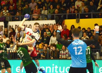 Mario Nevado intenta lanzar ante la oposición de un jugador del Rebi Cuenca./ AMADOR MARUGÁN