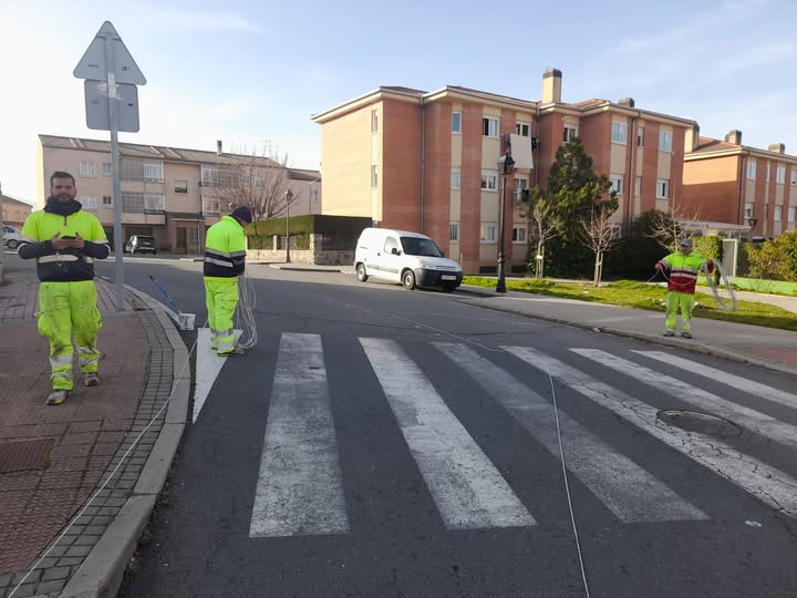 Más de 15.000 euros para pintar la señalización vial de las calles en Palazuelos de Eresma 1 Operarios durante las labores.