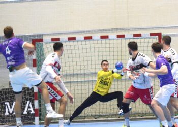 Yeray Lamariano rechaza un lanzamiento durante la primera parte del encuentro, con Bonanno y Carró pendientes./ AMADOR MARUGÁN