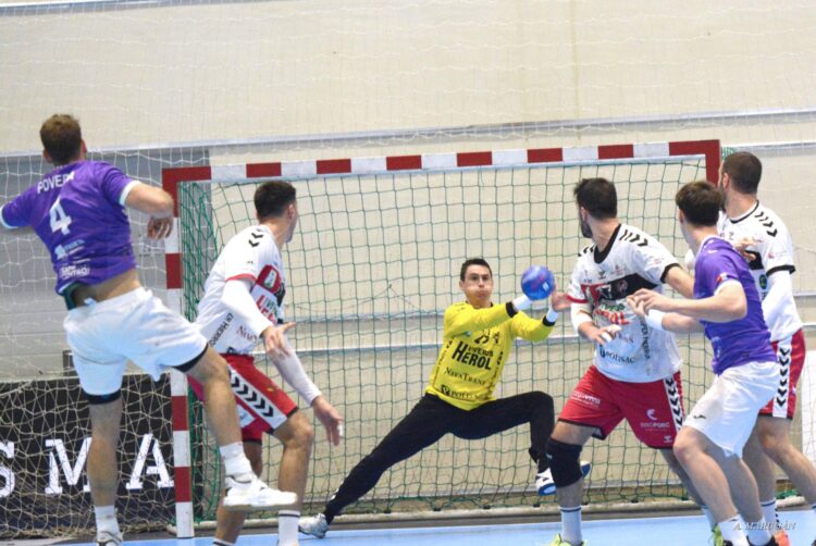 Yeray Lamariano rechaza un lanzamiento durante la primera parte del encuentro, con Bonanno y Carró pendientes./ AMADOR MARUGÁN