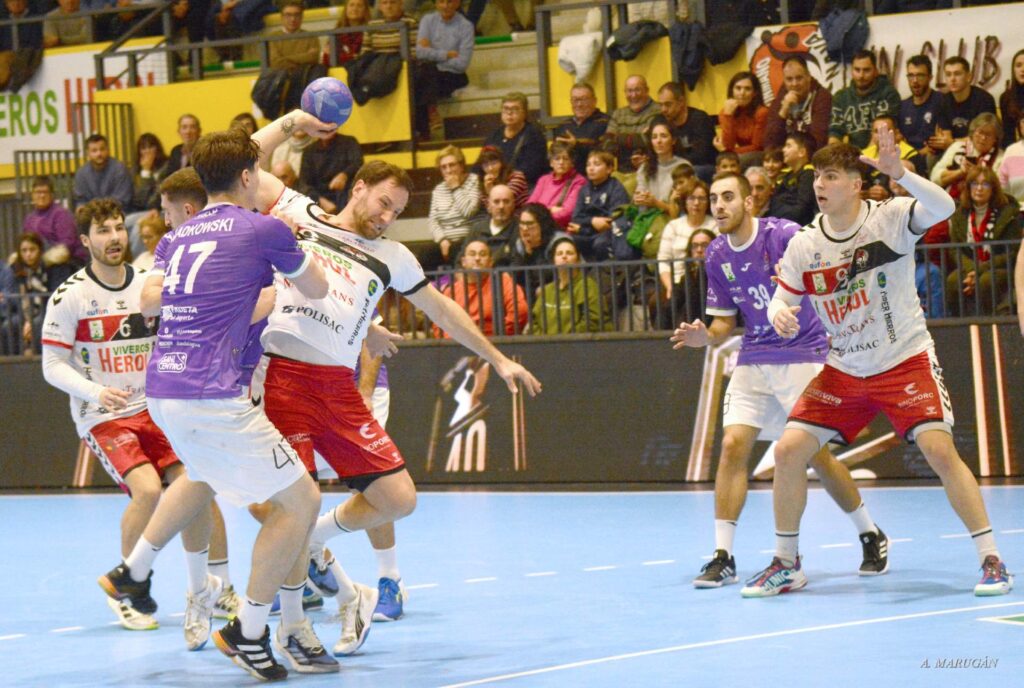 (35-29) El BM Nava se exhibe en defensa tras el descanso para ganar al Impulse Guadalajara 3 50 5