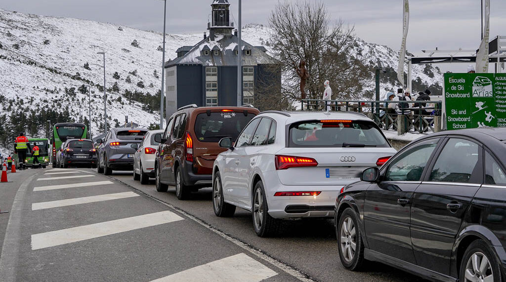 Atasco en los accesos al Puerto de Navacerrada. / Miguel Angel Fernández