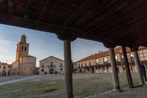 40 años de la Guía espiritual de Castilla (II). Una topografía del espíritu 2 Vista de la plaza mayor de Arévalo, en Ávila, desde los soportales que la rodean.