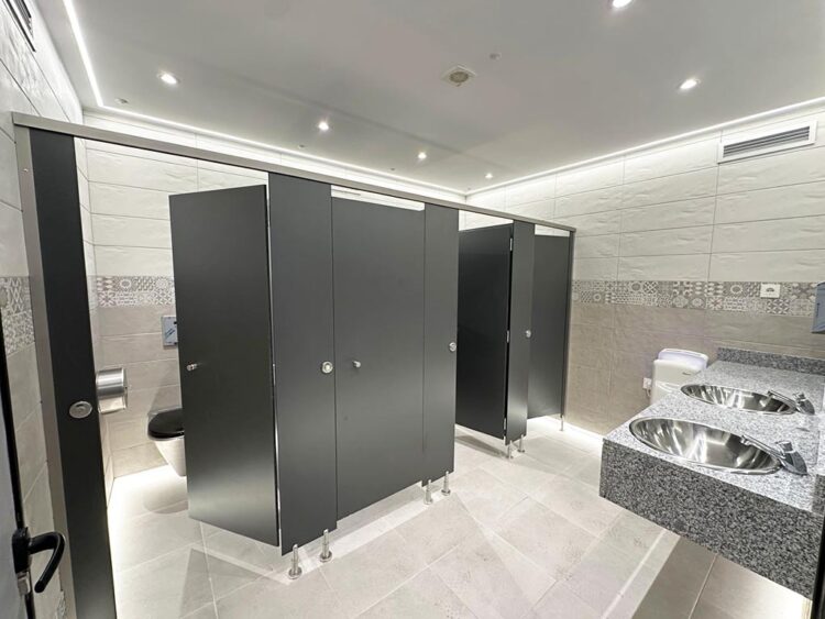 Los aseos públicos de la plaza Mayor abrirán en los próximos días tras su remodelación 1 Aspecto de los aseos de la plaza Mayor tras las obras de renovación. / EL ADELANTADO