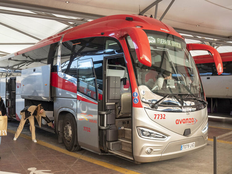 El transporte metropolitano incorpora nuevas frecuencias entre Segovia, Madrona y Fuentemilanos 1 Autobús, en la estación de Segovia. / KAMARERO