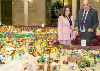 María Cuesta y Miguel Ángel de Vicente, durante la inauguración del Belén de la Diputación, realizado con piezas de playmobil. / EL ADELANTADO
