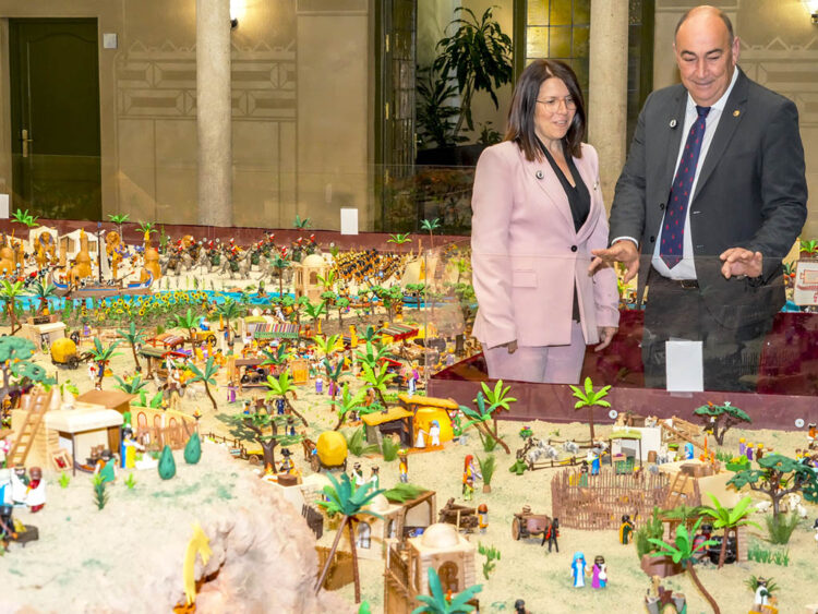 María Cuesta y Miguel Ángel de Vicente, durante la inauguración del Belén de la Diputación, realizado con piezas de playmobil. / EL ADELANTADO