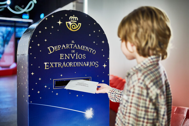 Correos enviará las cartas para los Reyes Magos 1 Un niño envía su carta.
