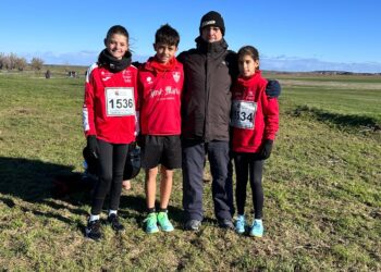 El entrenador Antonio Requero junto a varios atleta en la cita./CAS