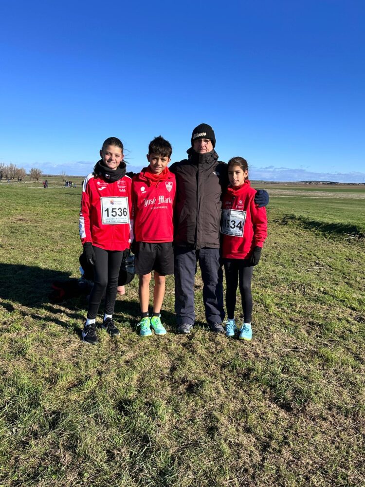 El entrenador Antonio Requero junto a varios atleta en la cita./CAS