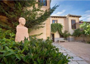 Jardín de entrada a la Casa-Museo de Antonio Machado, con su busto regalo de su amigo Ignacio Barral.