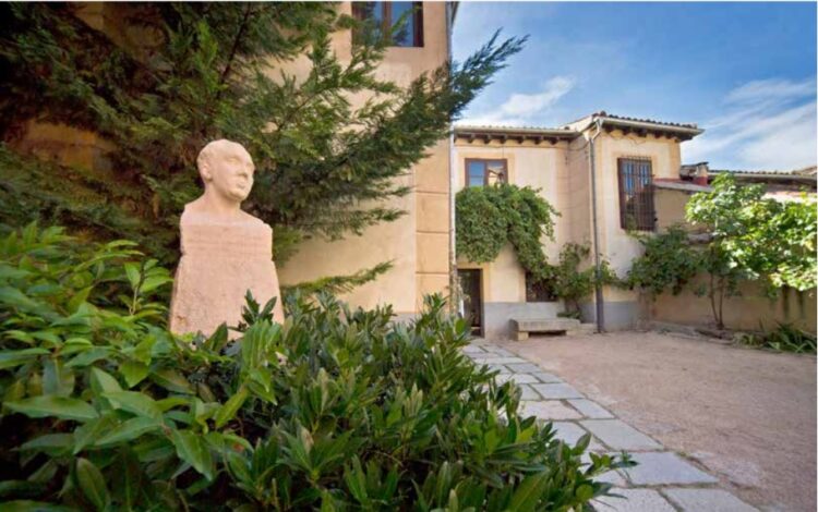 Jardín de entrada a la Casa-Museo de Antonio Machado, con su busto regalo de su amigo Ignacio Barral.