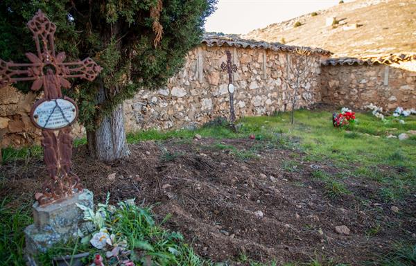 Detenida una mujer y su pareja por supuestamente desmembrar al marido en un pueblo soriano 1 Cementerio de Andaluz, Soria, donde la Guardia Civil halló los restos del hombre. / Wilfredo García