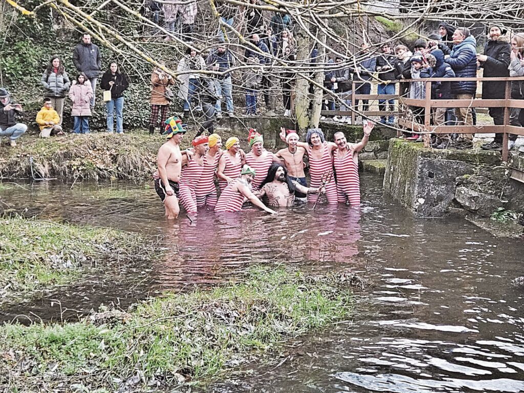 La hostelería segoviana cuelga el cartel de completo para recibir al nuevo año 4 Los bañistas del año pasado.