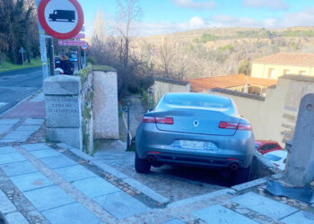 Coche atrapado en las escaleras de acceso a IE University. / POLICÍA LOCA SEGOVIA