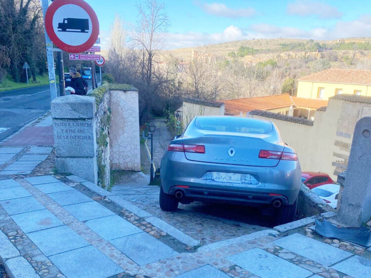 Un coche queda atrapado en las escaleras de acceso a IE University 1 Coche atrapado en las escaleras de acceso a IE University. / POLICÍA LOCA SEGOVIA
