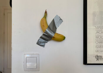 Maurizio Cattelan. Comedian, 2019. Réplica no autorizada por el artista, sin valor de mercado. Arte no comercial auténtico. ¿Para qué comprar la pieza autentificada o ir a verla a un museo?