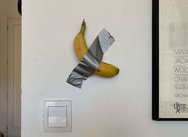 Maurizio Cattelan. Comedian, 2019. Réplica no autorizada por el artista, sin valor de mercado. Arte no comercial auténtico. ¿Para qué comprar la pieza autentificada o ir a verla a un museo?