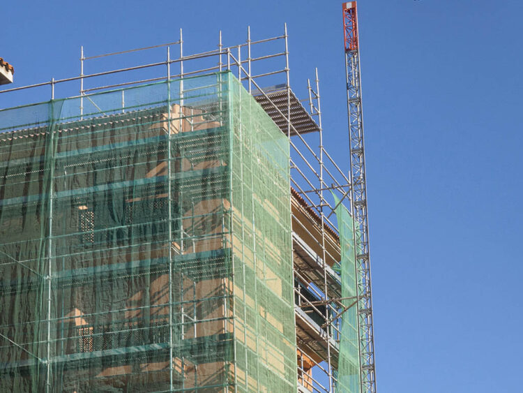 Segovia requiere 11.000 viviendas para evitar que las familias destinen más del 30% de sus ingresos 1 Rehabilitación de un edificio. / KAMARERO