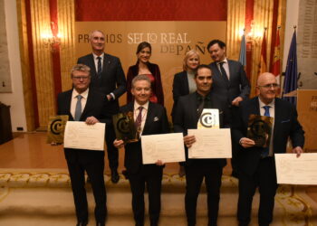 Premiados y premiadores, tras la entrega de los galardones del Sello Real de Paños. / CÁMARA DE COMERCIO