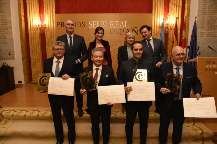 Los Premios Sello Real de Paños ponen el cierre al año empresarial en Segovia 1 Premiados y premiadores, tras la entrega de los galardones del Sello Real de Paños. / CÁMARA DE COMERCIO