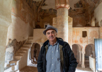 El poeta, premio Castilla y León de las Letras 2014, en el interior de la ermita de San Baudelio de Berlanga.