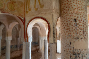 40 años de la ‘Guía espiritual de Castilla’ (III). El edén prodigioso de Castilla 4 Arcos de herradura en el interior de la ermita de San Baudelio de Berlanga.