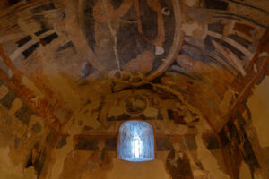40 años de la ‘Guía espiritual de Castilla’ (III). El edén prodigioso de Castilla 2 Murales en el interior de la ermita de San Miguel de Gormaz, en Soria.