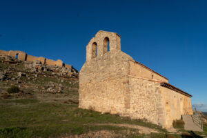 40 años de la ‘Guía espiritual de Castilla’ (III). El edén prodigioso de Castilla 3 La ermita de San Miguel de Gormaz, con parte de las murallas del castillo al fondo.