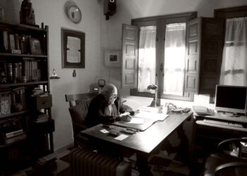 El escritor José jiménez Lozano, premio Cervantes en 2002, en su casa de Almazarén, en Valladolid.