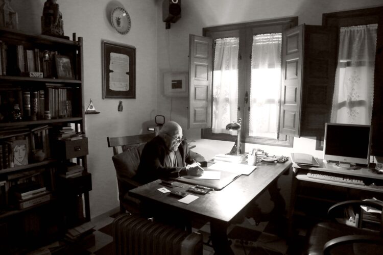 El escritor José jiménez Lozano, premio Cervantes en 2002, en su casa de Almazarén, en Valladolid.