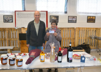 El presidente de la Banda de Música, Mariano García, entrega la cesta a Matilde Benito. / AMADOR MARUGÁN