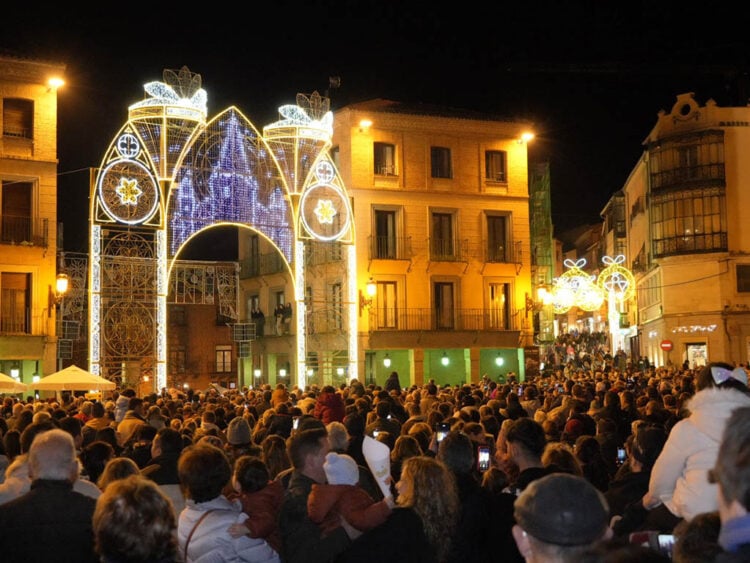 Luz verde a la contratación de la iluminación navideña y del Pórtico de los dos próximos años 1 Encendido del Pórtico de la Navidad desde la plaza del Azoguejo. / EL ADELANTADO