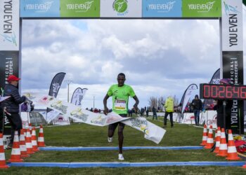Martin Kiprotich cruza la línea de meta y se proclama ganador del Cross de Cantimpalos. /E.A.