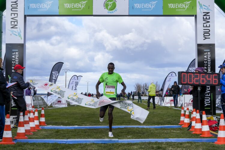 Martin Kiprotich cruza la línea de meta y se proclama ganador del Cross de Cantimpalos. /E.A.