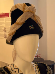 Tocado que corresponde al traje de Beatriz de Boadilla en la representación de la proclamación, con un bonito detalle añadido de joyería.