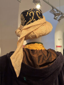 Tocado de un noble, visto por detrás.