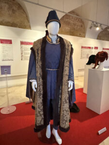 Maniquí ataviado con la vestimenta de un hombre noble. 