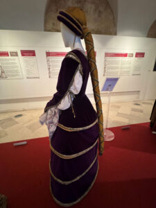 Traje verdugado de dama noble, visto por detrás, con el clásico tranzado.