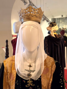 Representación de la reina Isabel I de Castilla, con la beatilla (que solía ser una muselina de seda).