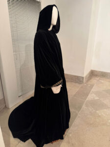 La vestimenta de luto, representada también en la exposición. 